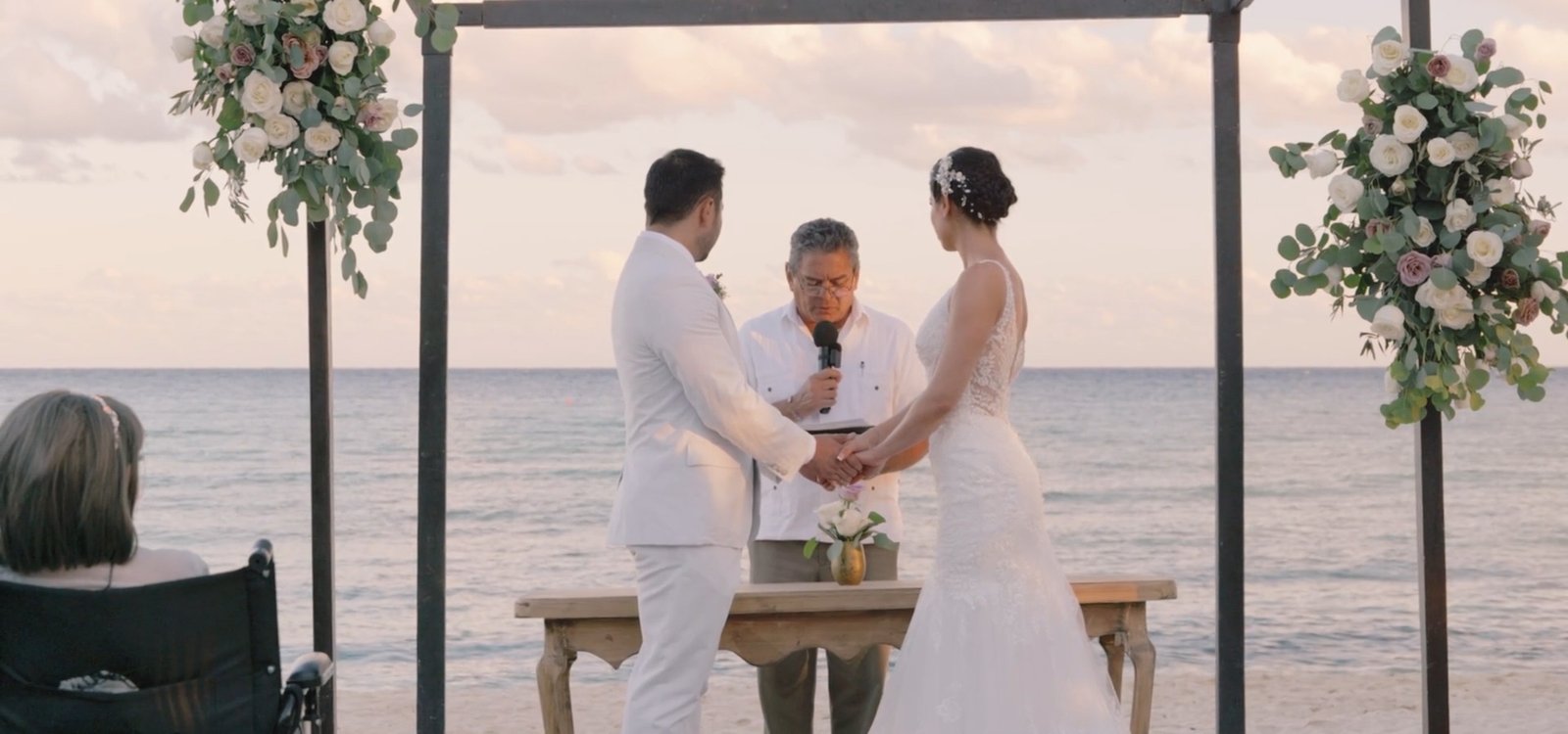 Sabemos que el día de tu boda marca el inicio de un nuevo capítulo en tu vida, y la planificación cuidadosa del itinerario es clave para que todo se desarrolle sin contratiempos. Aquí tienes una guía detallada para ayudarte a organizar los momentos más importantes de tu día especial.