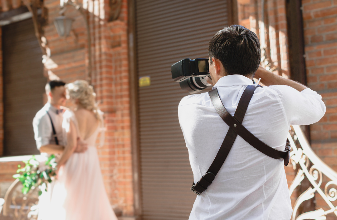 La planificación de una boda implica tomar numerosas decisiones, y entre ellas, la elección de los servicios de fotografía y video es esencial para capturar los momentos más preciados de tu día especial. Una de las preguntas más comunes que enfrentan las parejas es: ¿Con cuánto tiempo de anticipación debemos contratar el servicio de foto y video? Aquí te guiaremos para tomar la decisión adecuada.