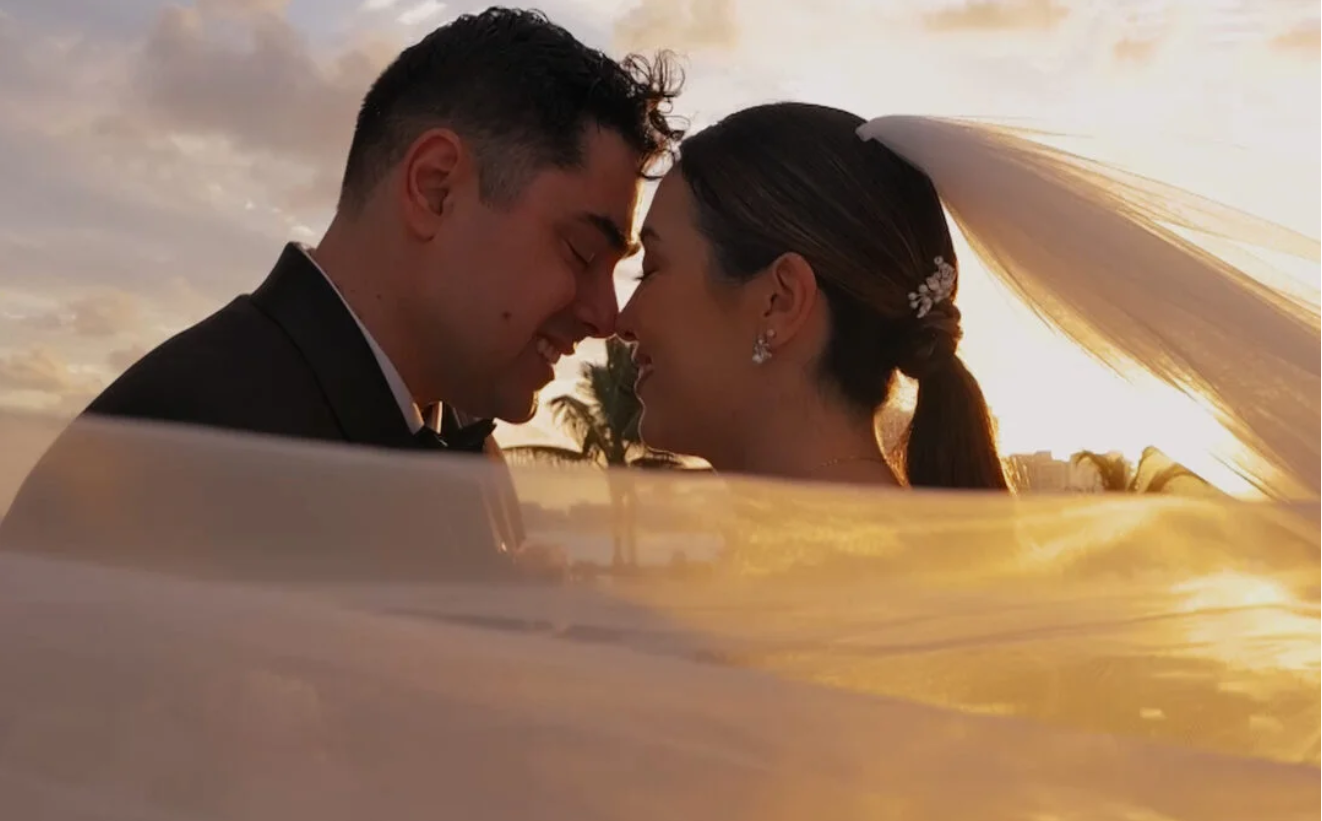 Mientras te encuentras en la etapa de planificación es fácil perderse en la infinidad de detalles que contribuyen a tu día especial. Un aspecto que a menudo se pasa por alto es el momento de la ceremonia de boda. En este artículo exploraremos por qué la hora del día es vital y, más específicamente, por qué una ceremonia al atardecer puede hacer a un evento único en tu vida.