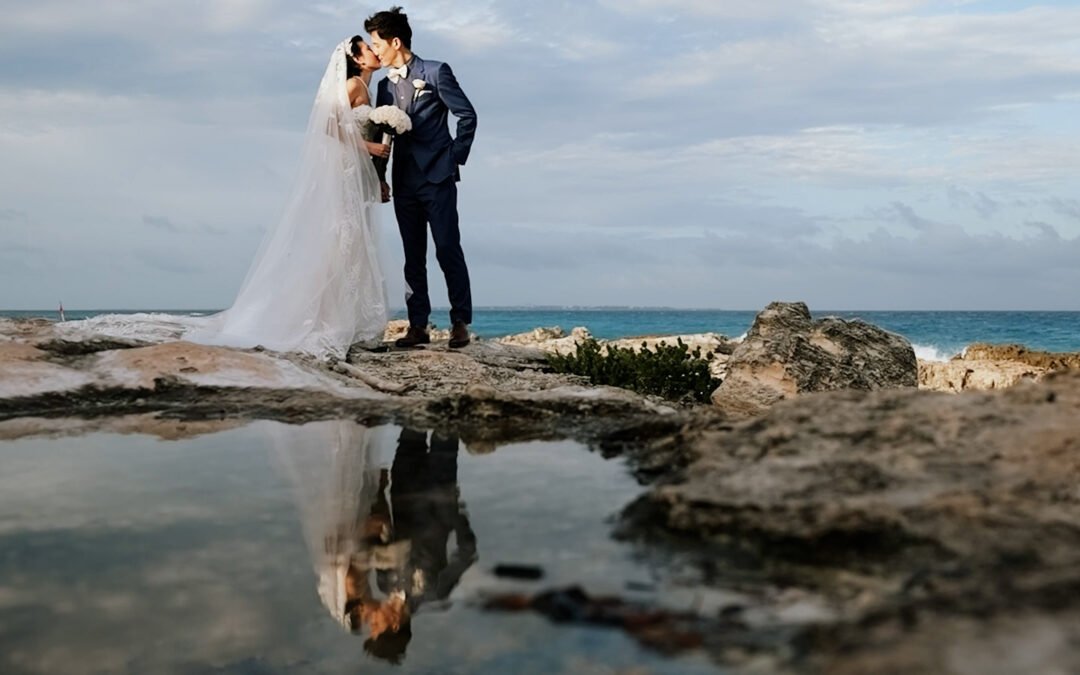 Bajo el cálido sol de Cancún, el sonido suave de las olas acompaña el momento en que esta pareja especial se promete amor eterno. Con el horizonte turquesa como fondo, intercambian votos bajo una estructura adornada con flores tropicales y telas blancas ondeando con la brisa. Familiares y amigos cercanos los rodean, compartiendo sonrisas y lágrimas de alegría mientras celebran el inicio de esta nueva etapa juntos. Cada detalle, desde el suave roce de la arena bajo sus pies descalzos hasta el resplandor del sol sobre el mar, contribuye a crear un día inolvidable y lleno de amor en este mágico rincón del Caribe.