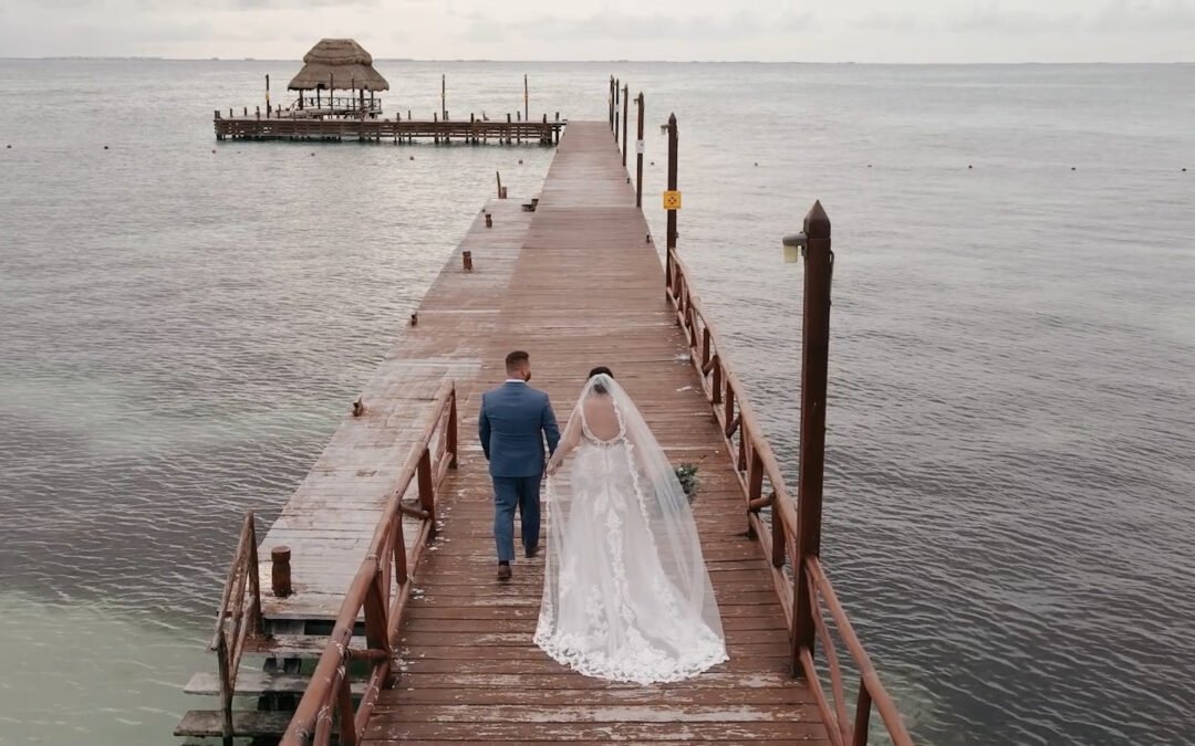 Capturando el momento mágico cuando los recién casados emergen radiantes del muelle, envueltos en la brisa marina y el susurro de las olas. Esta boda en el muelle es el epítome del romance y la elegancia, con el sol poniéndose en el horizonte, pintando el cielo con tonos dorados y rosados. La pareja, deslumbrante en sus atuendos nupciales, refleja la felicidad pura y el amor eterno, mientras sus seres queridos aplauden y celebran este inicio de su nueva vida juntos. Descubre más sobre bodas en muelles y cómo hacer de tu día especial un cuento de hadas inolvidable.