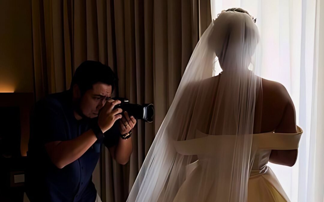 Videógrafo de bodas tomando video de la novia.